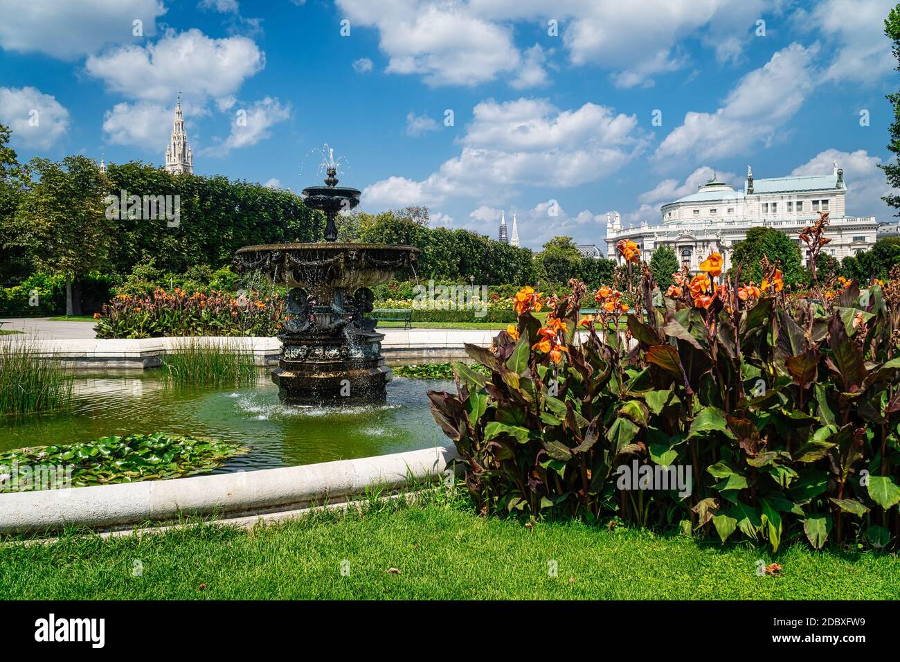 Volksgarten Wien mit Burgtheater, schöner öffentlicher Park mit Blumenbeeten im Zentrum Wiens Stockfoto