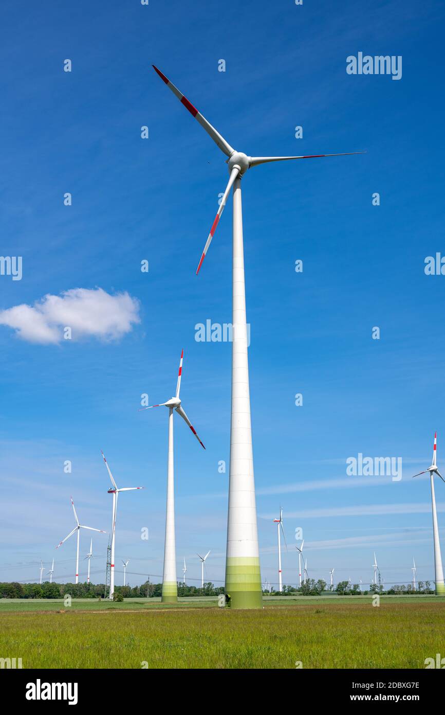 Windturbinen vor einem blauen Himmel in gesehen Deutschland Stockfoto