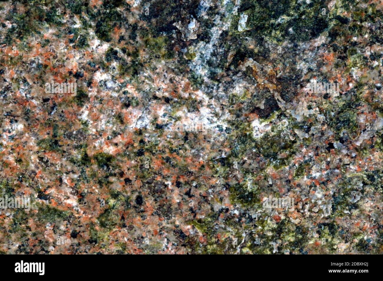 Verschwommener und unfokussierter Marmorwandhintergrund mit gemischten Farben. Mehr Braunfärbung Stockfoto