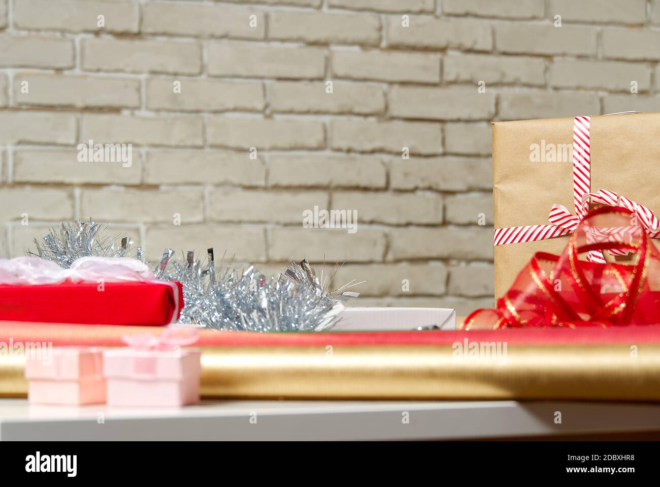 Geschenkverpackungsstation für Heimwerker. Schöne weihnachtsgeschenke Weihnachten Verpackung Station Konzept Seitenansicht mit Kopierraum Stockfoto