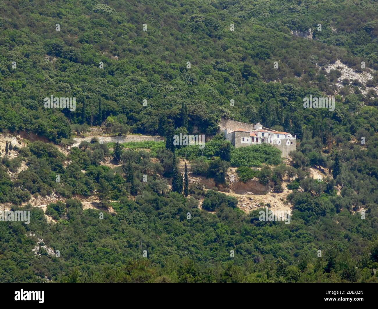 Fernsicht des Evangelistria Monastery, das bei Skiathos gelegen ist, das eine der griechischen Sporades Inseln ist Stockfoto