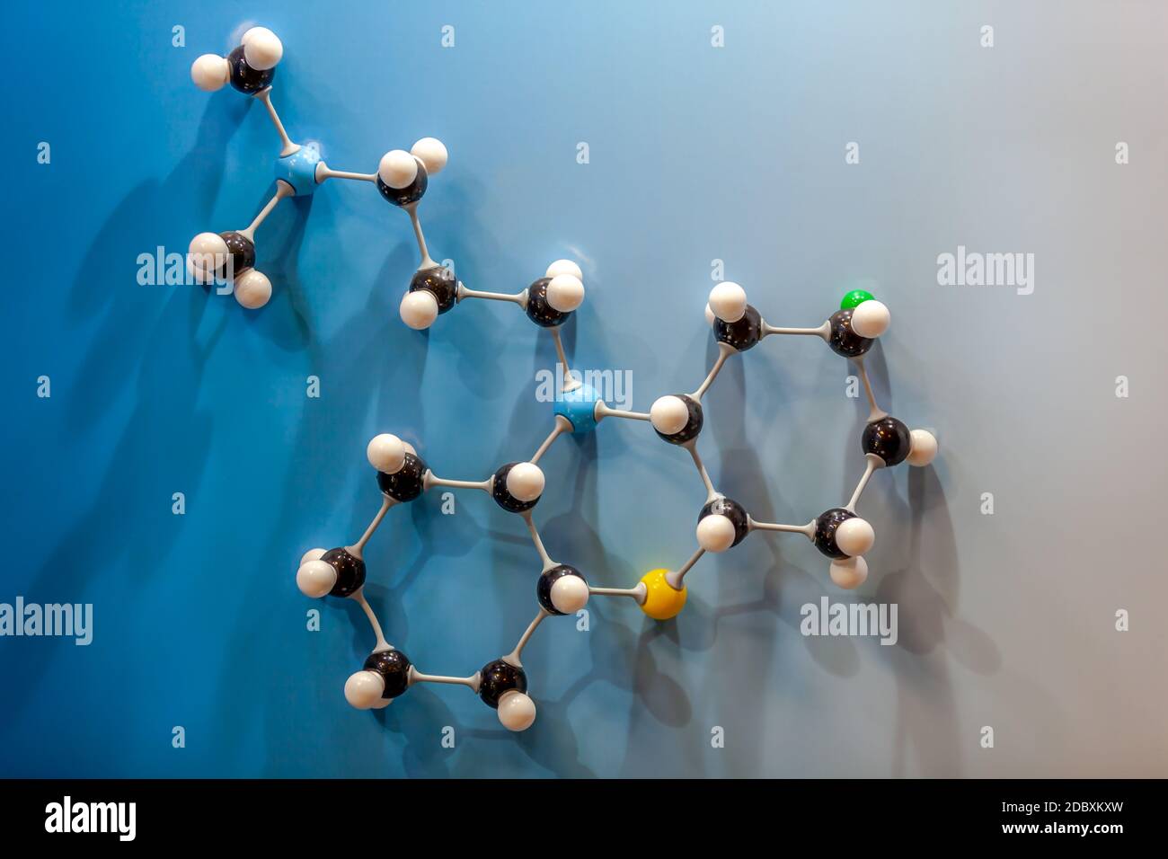 Ein Molekülmodell auf hellblauem Hintergrund Stockfoto