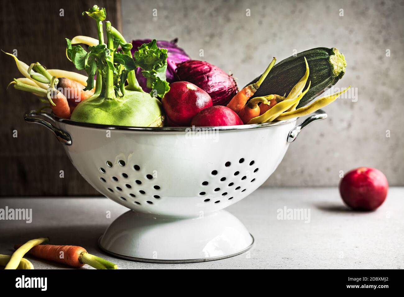Sorten von frischem Gemüse in Colander Stockfoto