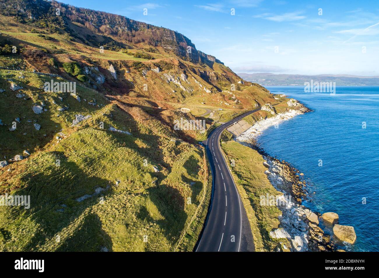 Die Ostküste von Nordirland und Causeway Coastal Route alias Antrim Coast  Road A2. Eine der malerischsten Küstenstraßen Europas. Antenne vi  Stockfotografie - Alamy