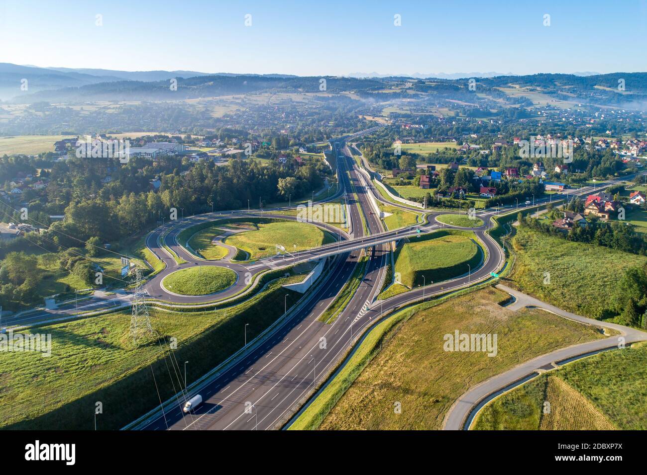 Neue Autobahnkreuzung in Polen auf der Nationalstraße Nr. 7, E77, genannt Zakopianka. Überführung Kreuzung mit Verkehrskreisen, Zufahrtsstraßen und Viadukten in der Nähe Stockfoto