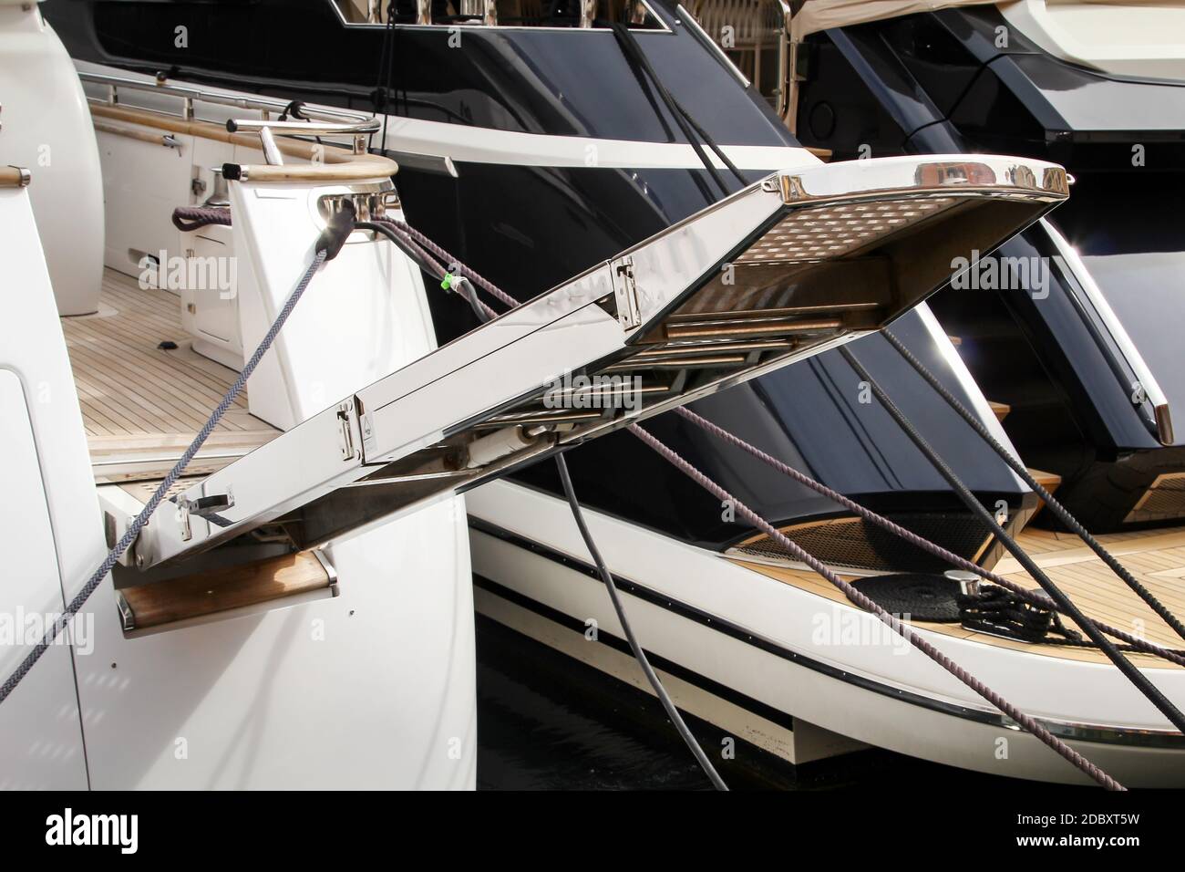 Detailansicht einer Segelyacht, die im Hafen liegt. Stockfoto