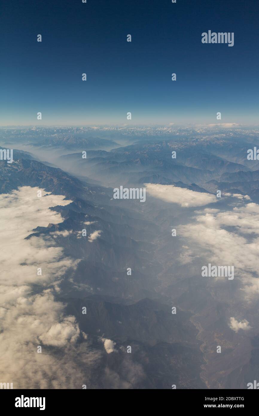Blick auf die Berglandschaft aus einem Flugzeug Stockfoto