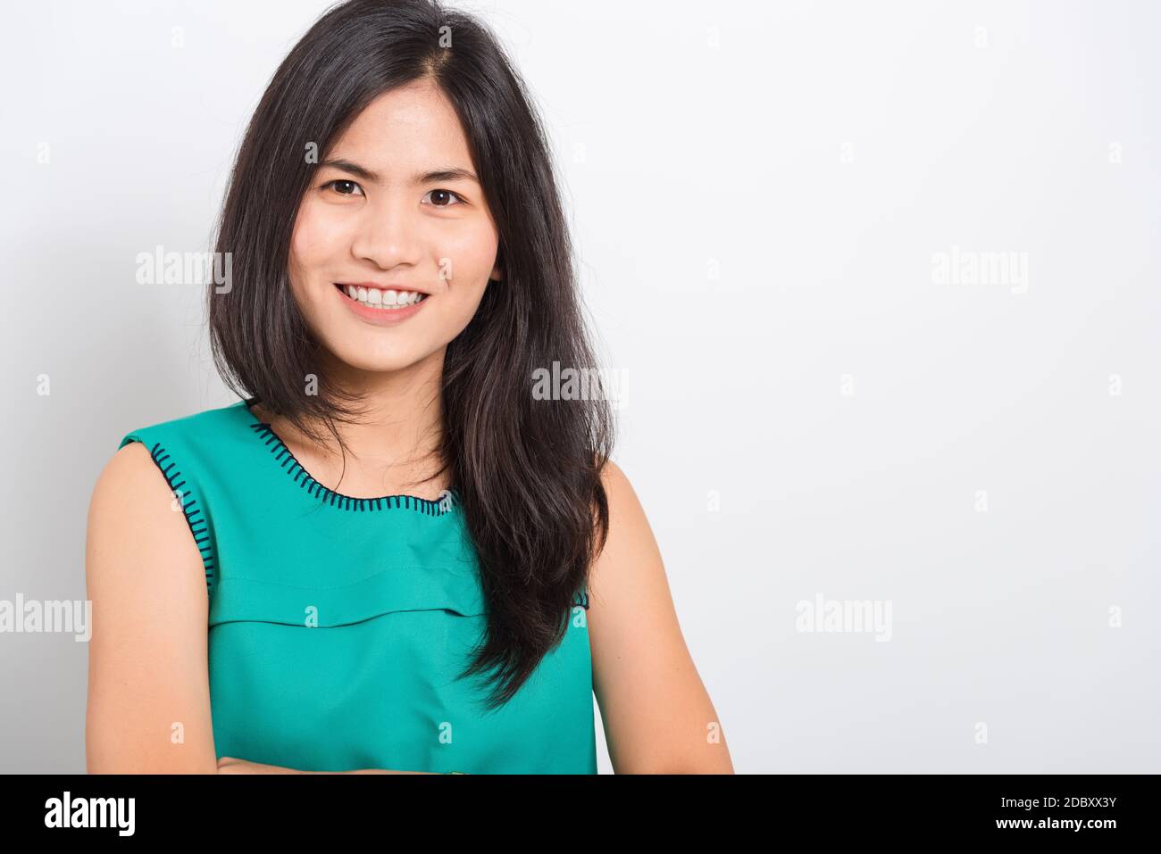 Portrait Asian schöne junge Frau steht lächelnd sehen weiße Zähne, Sie blickt auf die Kamera, fotografieren im Studio auf weißem Hintergrund. Da wa Stockfoto