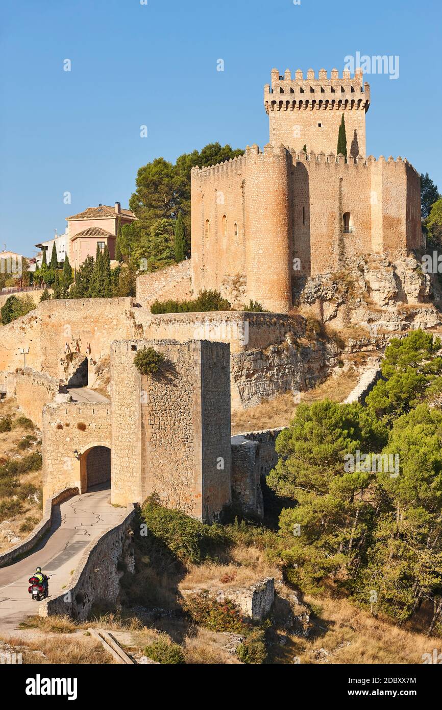 Spanische malerische mittelalterliche Festung und Turm in Alarcon, Cuenca. Spanien Stockfoto