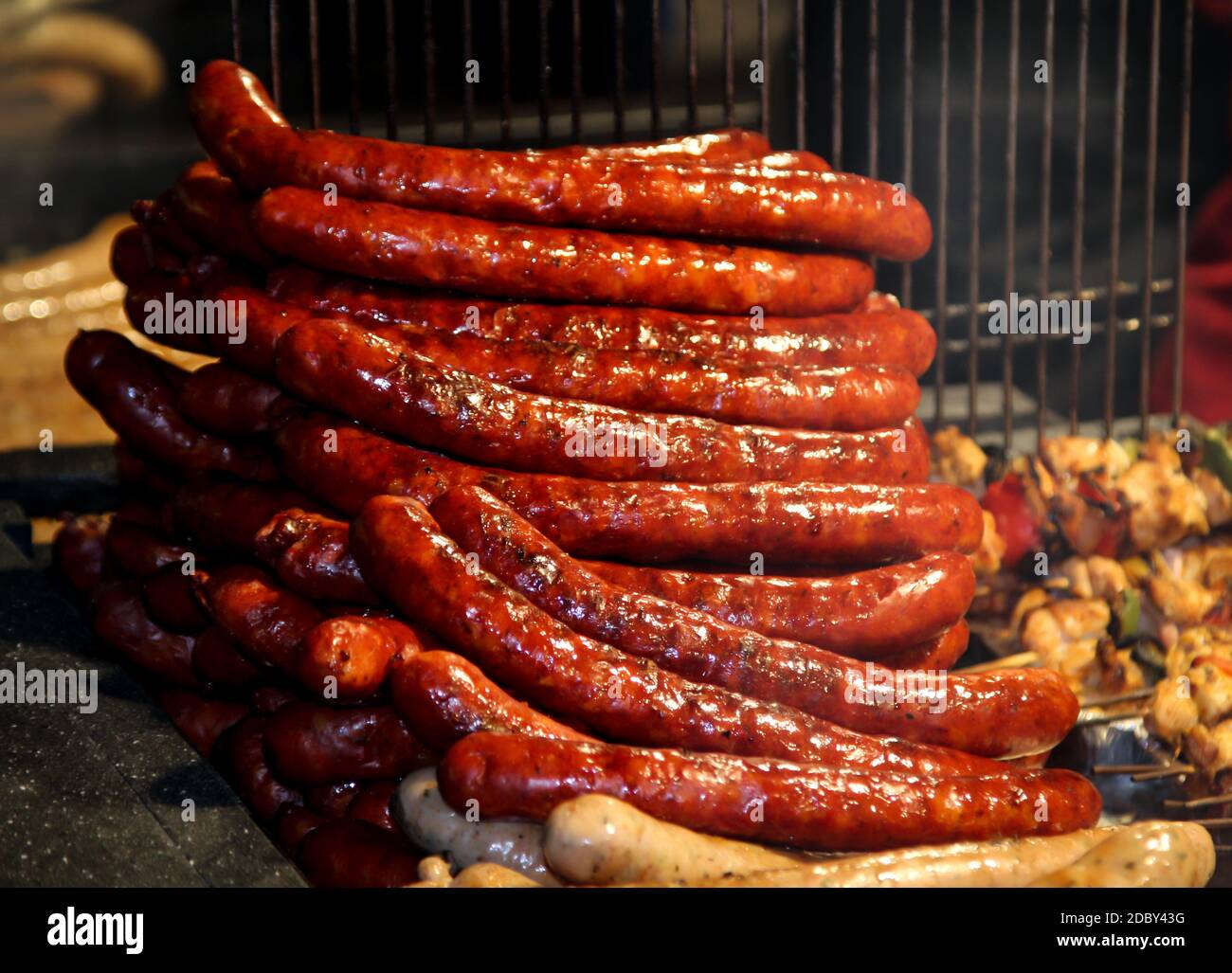 Leckere Grillwürste auf dem Grill. Stockfoto