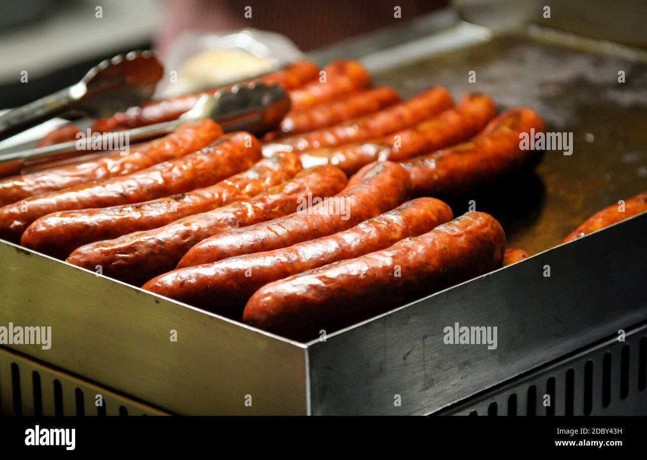 Leckere Grillwürste auf dem Grill. Stockfoto
