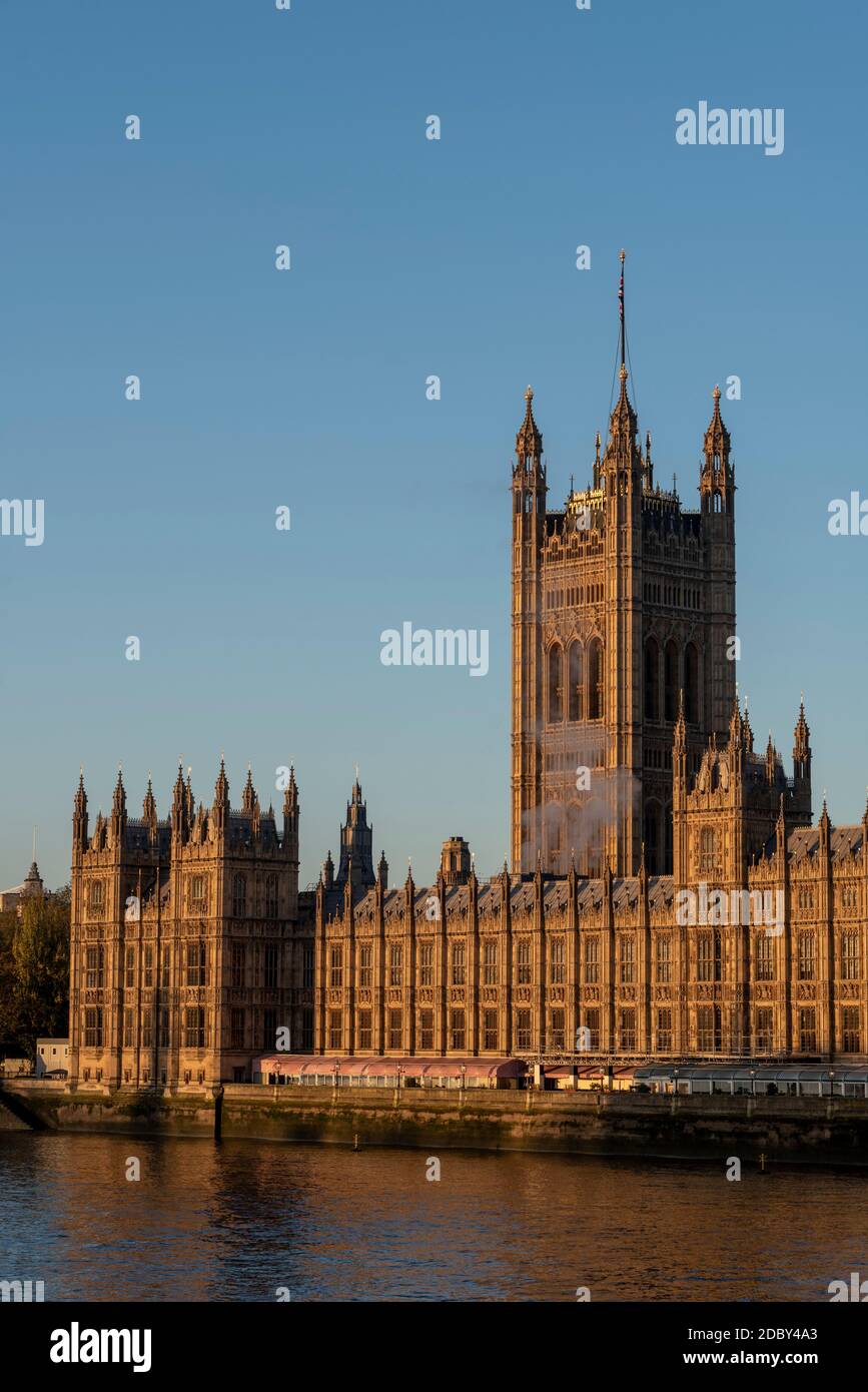 Rauch oder Dampf steigt aus dem Palace of Westminster, Houses of Parliament, an einem hellen, sonnigen, aber kalten Novembertag in London, Großbritannien. Victoria Tower Stockfoto