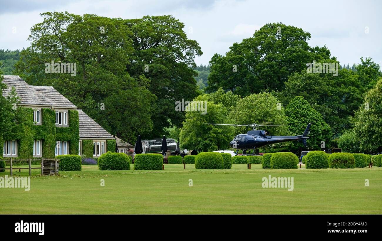 Hubschrauberflug (Start oder Ankunft) im Country House Hotel (Luxus Transport Charter-Service) - Devonshire Arms, Bolton Abbey, Yorkshire Dales, UK. Stockfoto