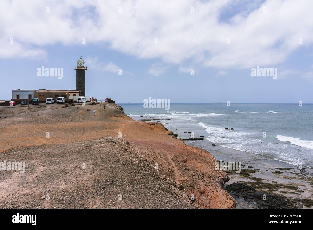 Die felsigen und Wüstenflächen der Halbinsel Jandia. Im Hintergrund der Leuchtturm Punta Jandia (Faro de Punta Jandia). Fuerteventura: Kanarienvögel Stockfoto