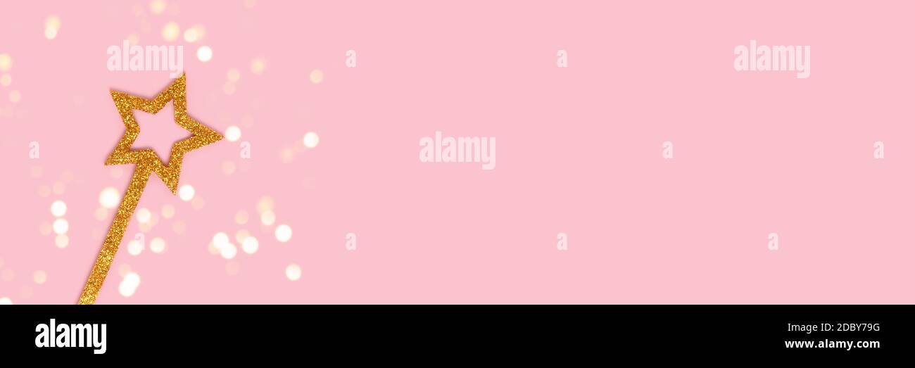 Banner mit goldenem glitzerndem Zauberstab in Sternform. Festliches minimalistisches Konzept mit Platz für Text. Stockfoto