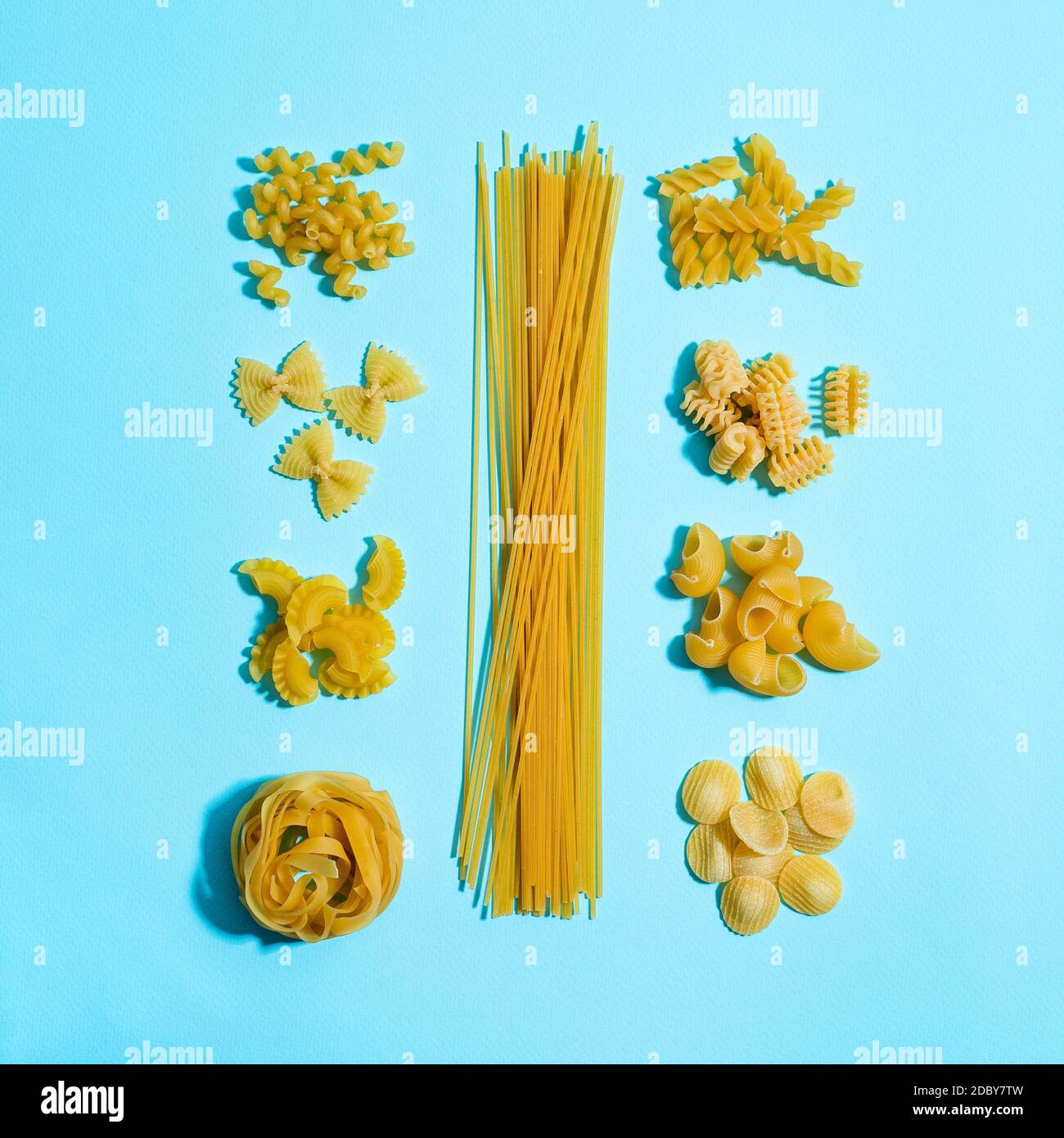Pasta-Konzent. Verschiedene Arten von Pasta auf blauem Hintergrund. Kreatives Layout Pasta Guide Konzept. Essen knolling. Pasta Art. Ansicht von oben oder flach liegend. Stockfoto