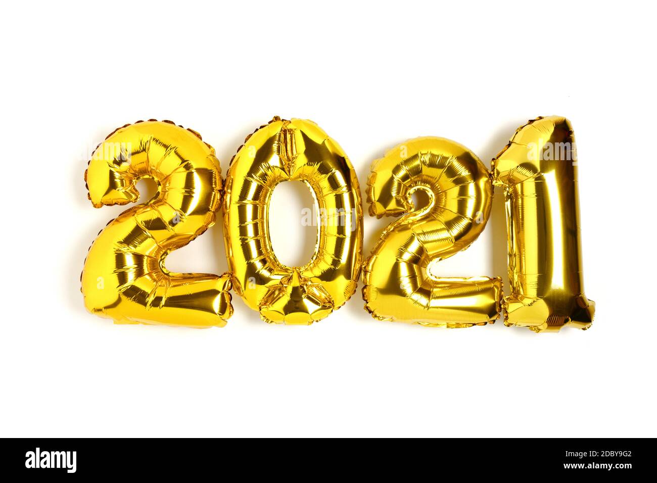 2021 aus goldenen Luftballons auf weißem Hintergrund isoliert. Stockfoto