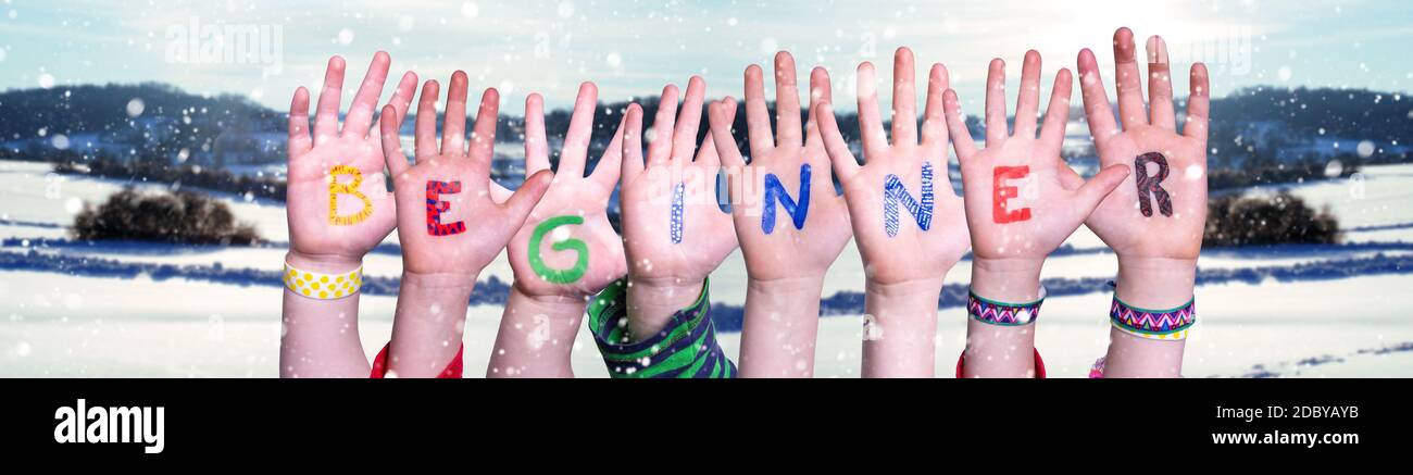 Kinder Hände Building Bunte Englisch Wort Anfänger. Verschneite Winter Hintergrund Mit Schneeflocken Stockfoto
