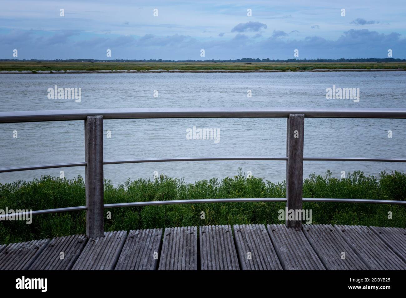 Ponton mit Blick auf die somme Bucht in Frankreich. Hochwertige Fotos Stockfoto