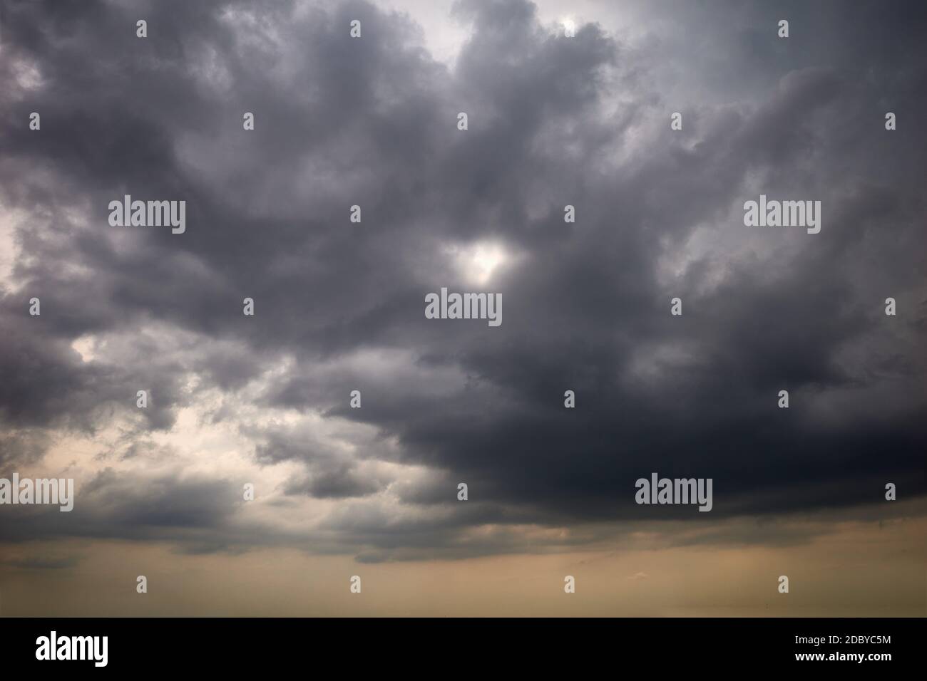 Düstere Wolken am Höllenhimmel Stockfoto