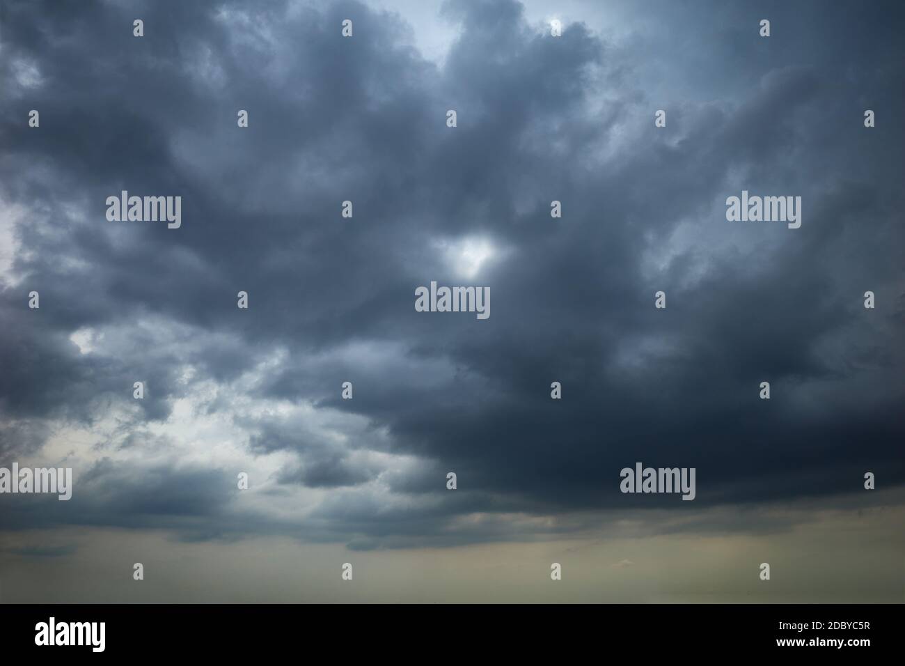 Dunkle Wolken am dramatischen Himmel Stockfoto
