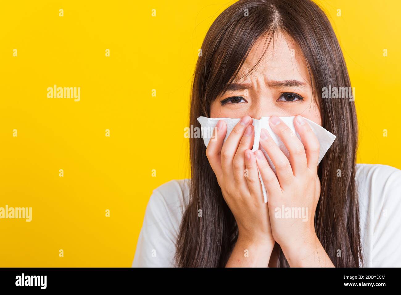 Porträt von asiatischen schöne junge Frau traurig sie weinend wischen Sie den Schleim mit Gewebe, Nahaufnahme von hübschen Mädchen niesen Sinus mit Handtuch snot fro wischen Stockfoto