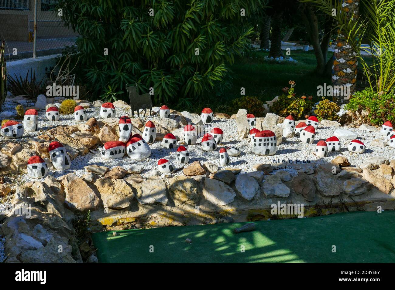 Modelldorf aus rot-weiß bemalten Steinen, La Mata, Torrevieja, Costa Blanca, Alicante, Spanien Stockfoto