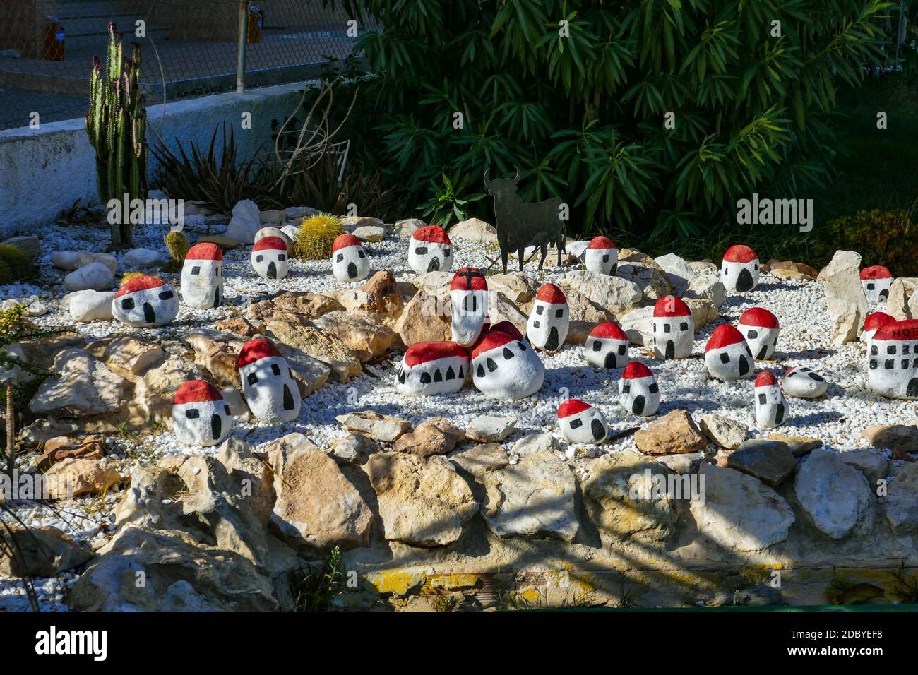 Modelldorf aus rot-weiß bemalten Steinen, La Mata, Torrevieja, Costa Blanca, Alicante, Spanien Stockfoto