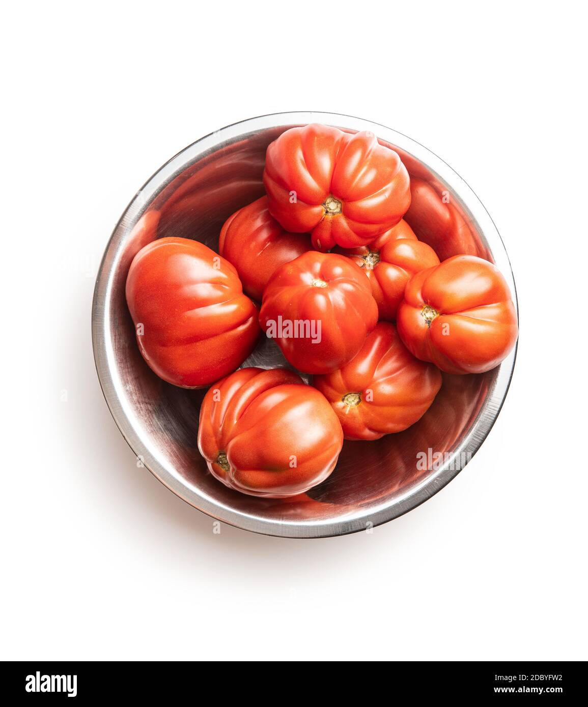 Rote Beefsteak Tomaten in Schüssel isoliert auf weißem Hintergrund. Stockfoto