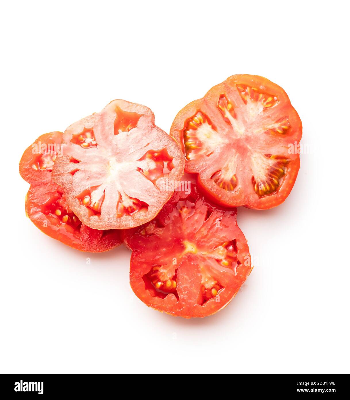 Geschnittene rote Beefsteak Tomaten isoliert auf weißem Hintergrund. Stockfoto