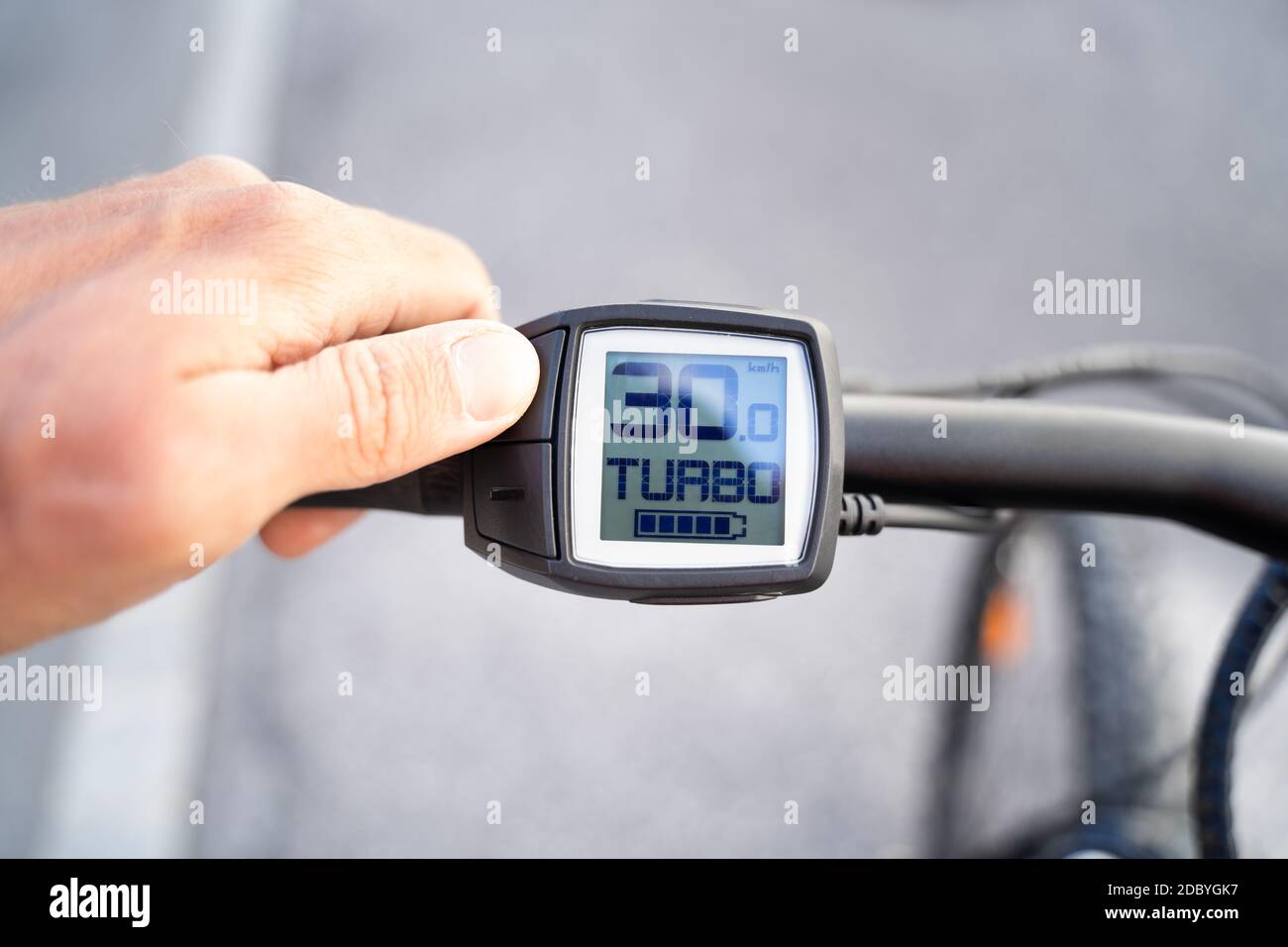 E Fahrradcomputer Geschwindigkeits- und Leistungssteuerung. Elektrofahrrad Stockfoto