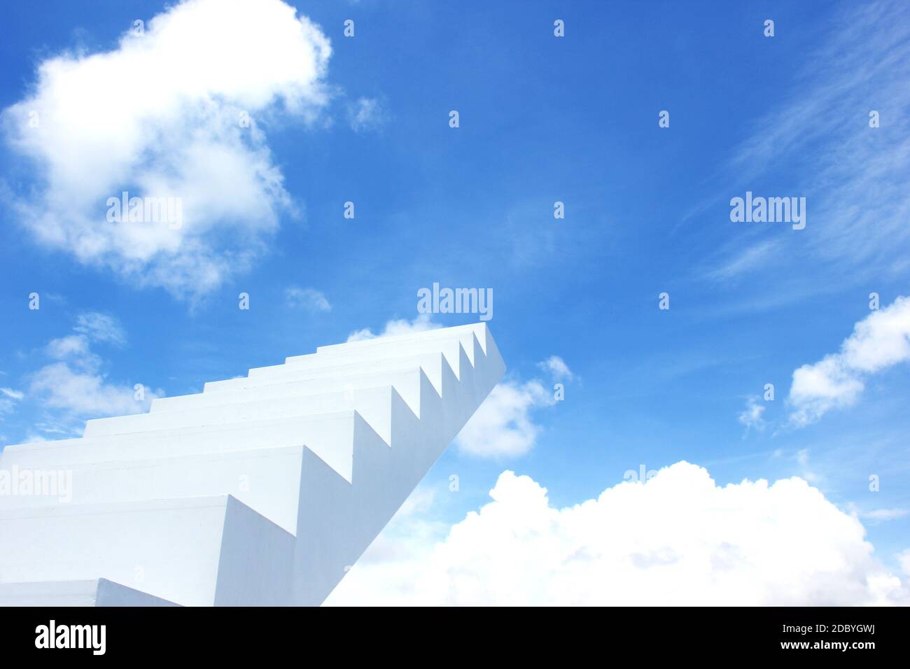 Blauer Himmel und weiße Treppen Stockfoto