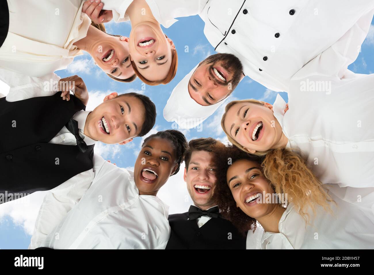 Kellner Und Kellnerin Im Restaurant Arbeiten Im Freien Zusammen Stockfoto