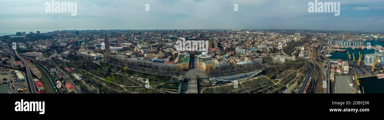 Luftpanorama Odessa Ukraine mit Primorsky Boulevard und Stadtlandschaft. Frühling. Stockfoto