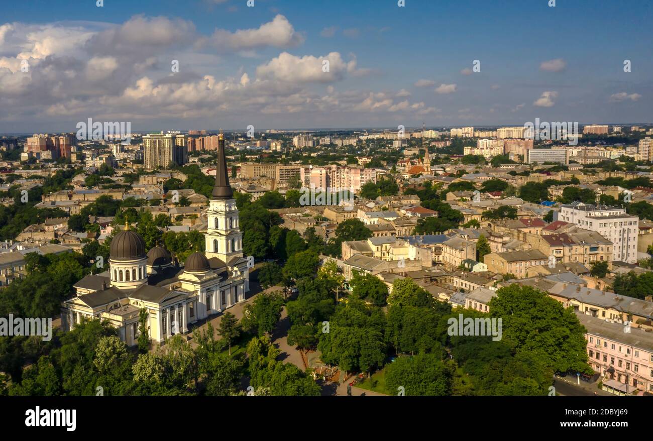 Luft-Stadtpanorama mit orthodoxer Kathedrale in Odessa, Ukraine an sonnigen Tag. Stockfoto