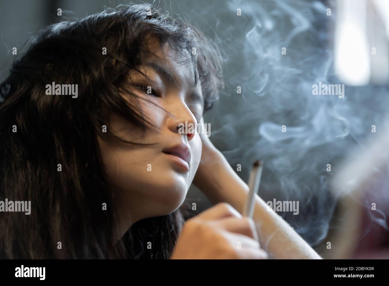 Asiatische Mädchen rauchen und hoffnungslos Konzept, Gefühl abwesend sein, einsame Mädchen Konzept Stockfoto