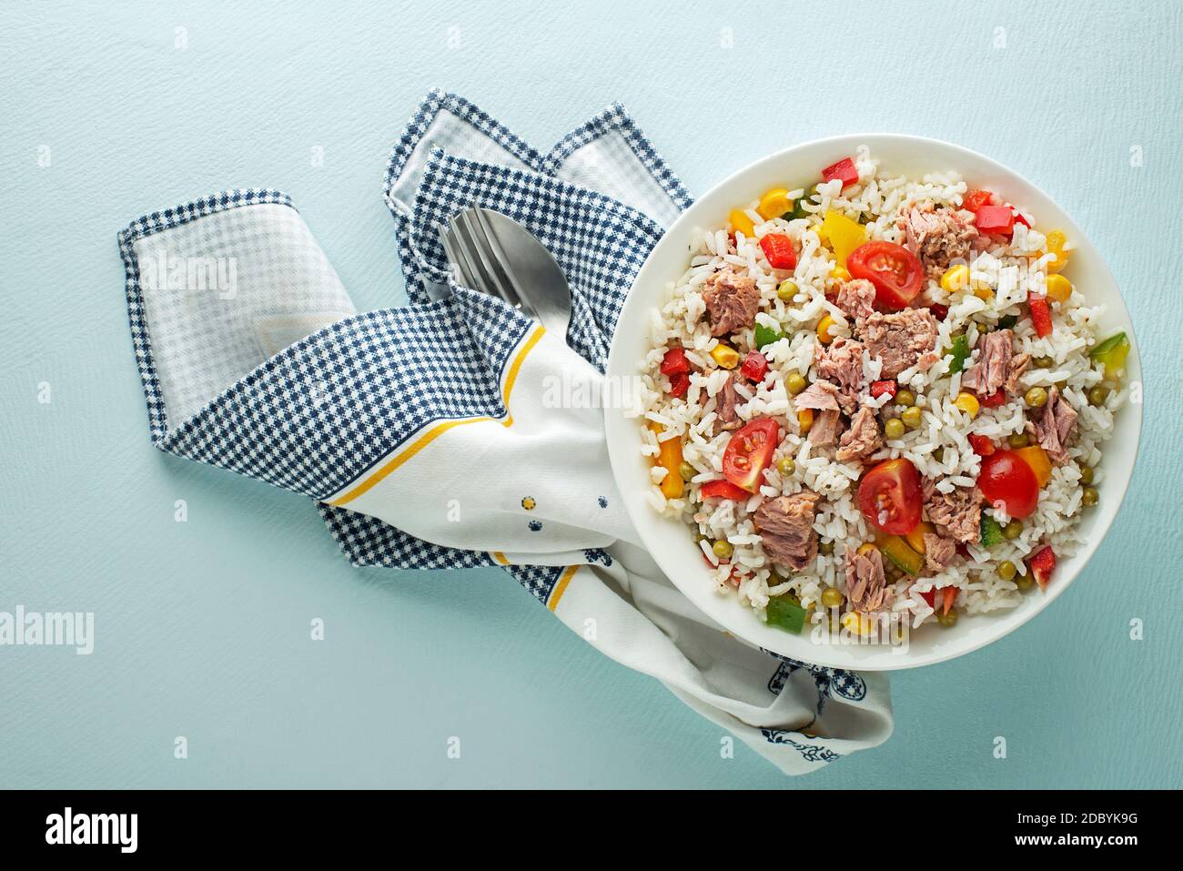Frischer Reissalat mit Thunfisch und Gemüse in einer Schüssel-Nahaufnahme Stockfoto