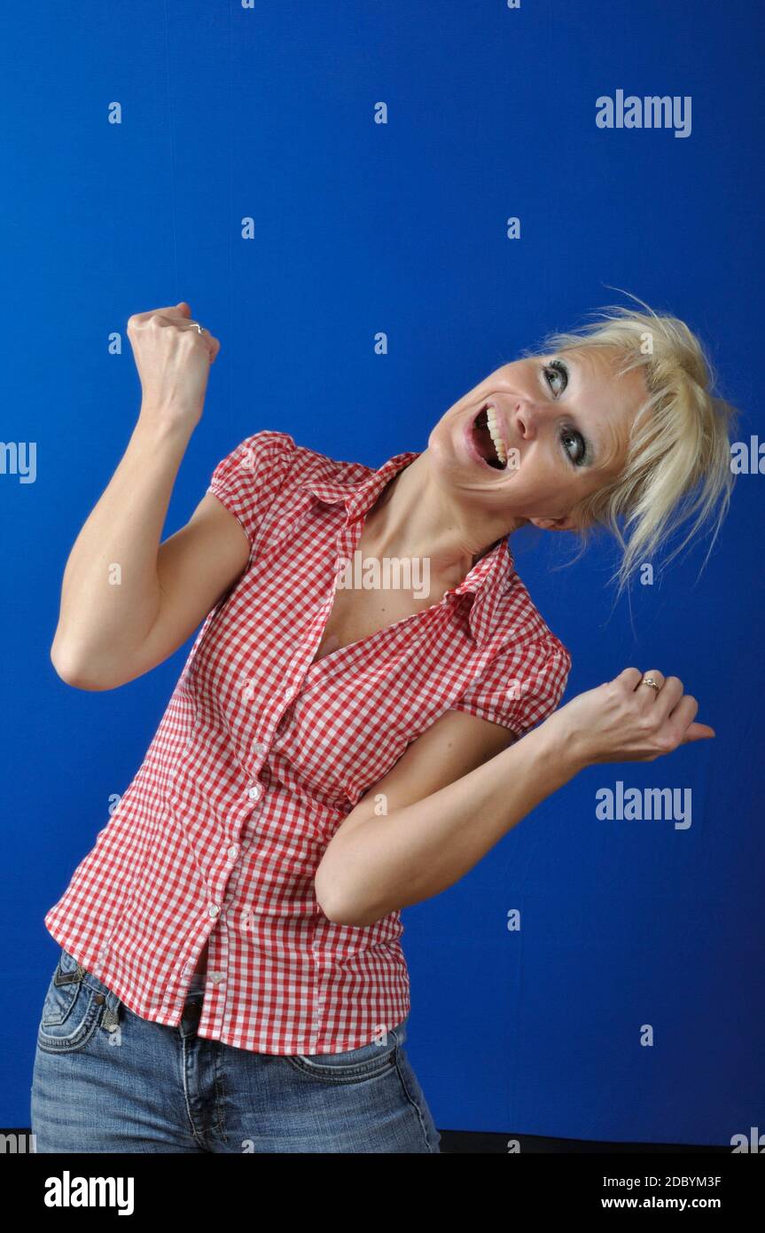 Erfolgreiche Frau mit den Armen nach oben Stockfoto