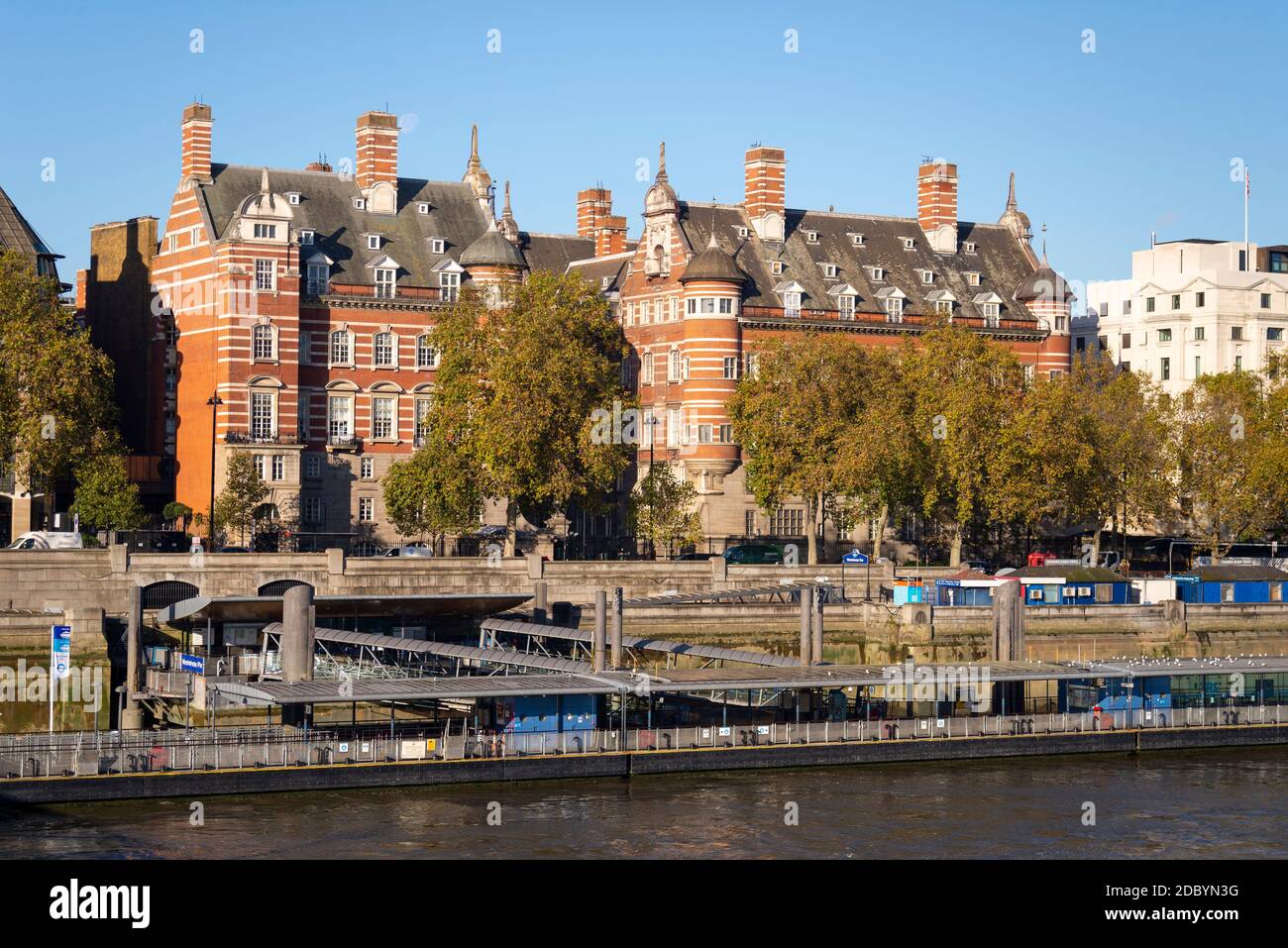 Norman Shaw Gebäude (Ehemals New Scotland Yard) sind ein paar Gebäude in Westminster, London, mit Blick auf die Themse. Von Richard Shaw gebaut Stockfoto