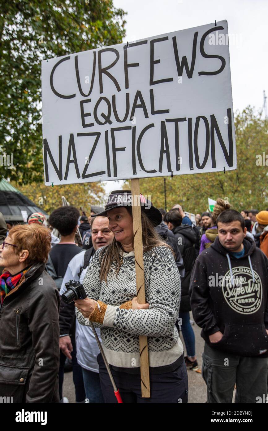 Anti-Lockdown-Protest gegen die jüngste Blockierung der Coronavirus-Pandemie durch die britische Regierung, um die Ausbreitung des Virus zu verlangsamen. Stockfoto