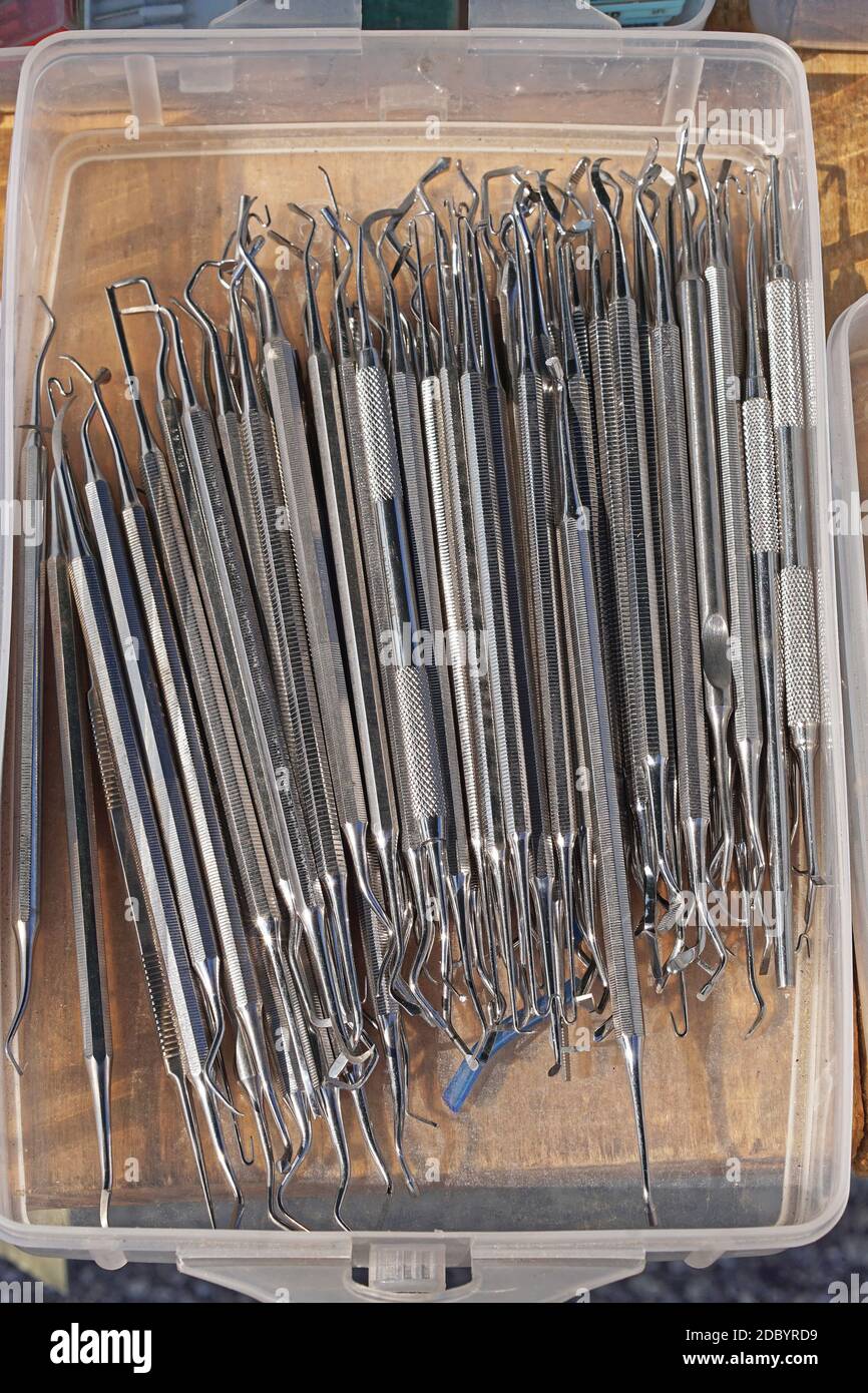 Sammlung von verschiedenen medizinischen zahnmedizinischen Instrumenten Ausrüstung in Box Stockfoto
