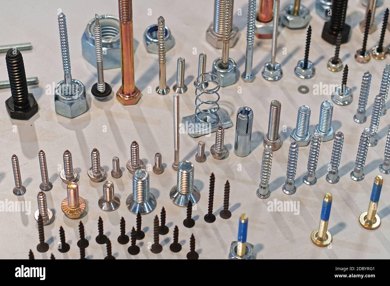 Viele verschiedene Schrauben und Schrauben Teile Stockfotografie - Alamy