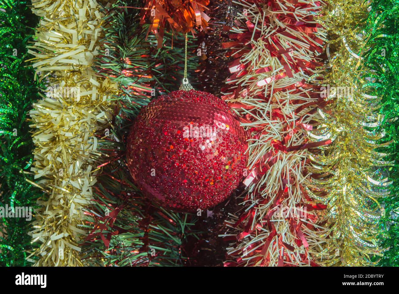 Ein gefrannter Streifen einer Art von Gewebe oder glänzendem Papier, das verwendet wird, um zu schmücken, vor allem der Weihnachtsbaum. Stockfoto