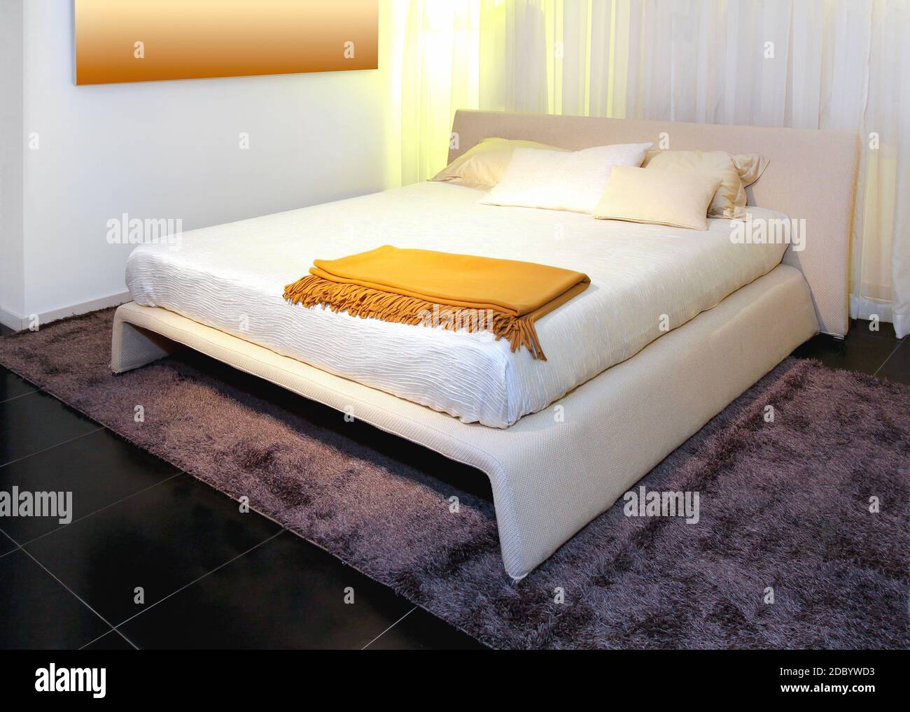 Kleines, in neutralen Farben eingerichtetes Schlafzimmer mit Doppelbett Stockfoto