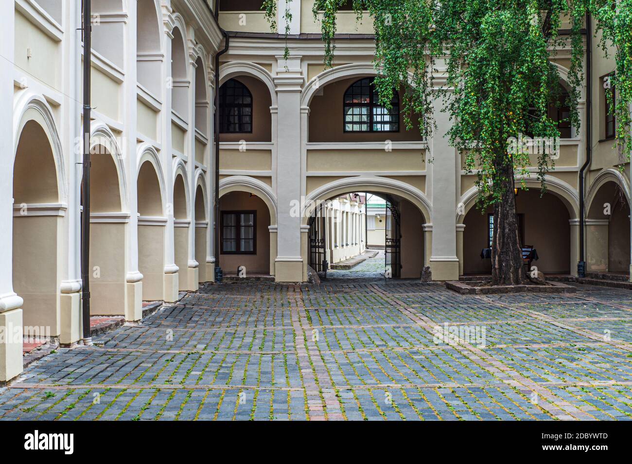 Betreten Sie das Hotel in einem ruhigen Innenhof im Herzen der Altstadt von Vilnius. Stockfoto