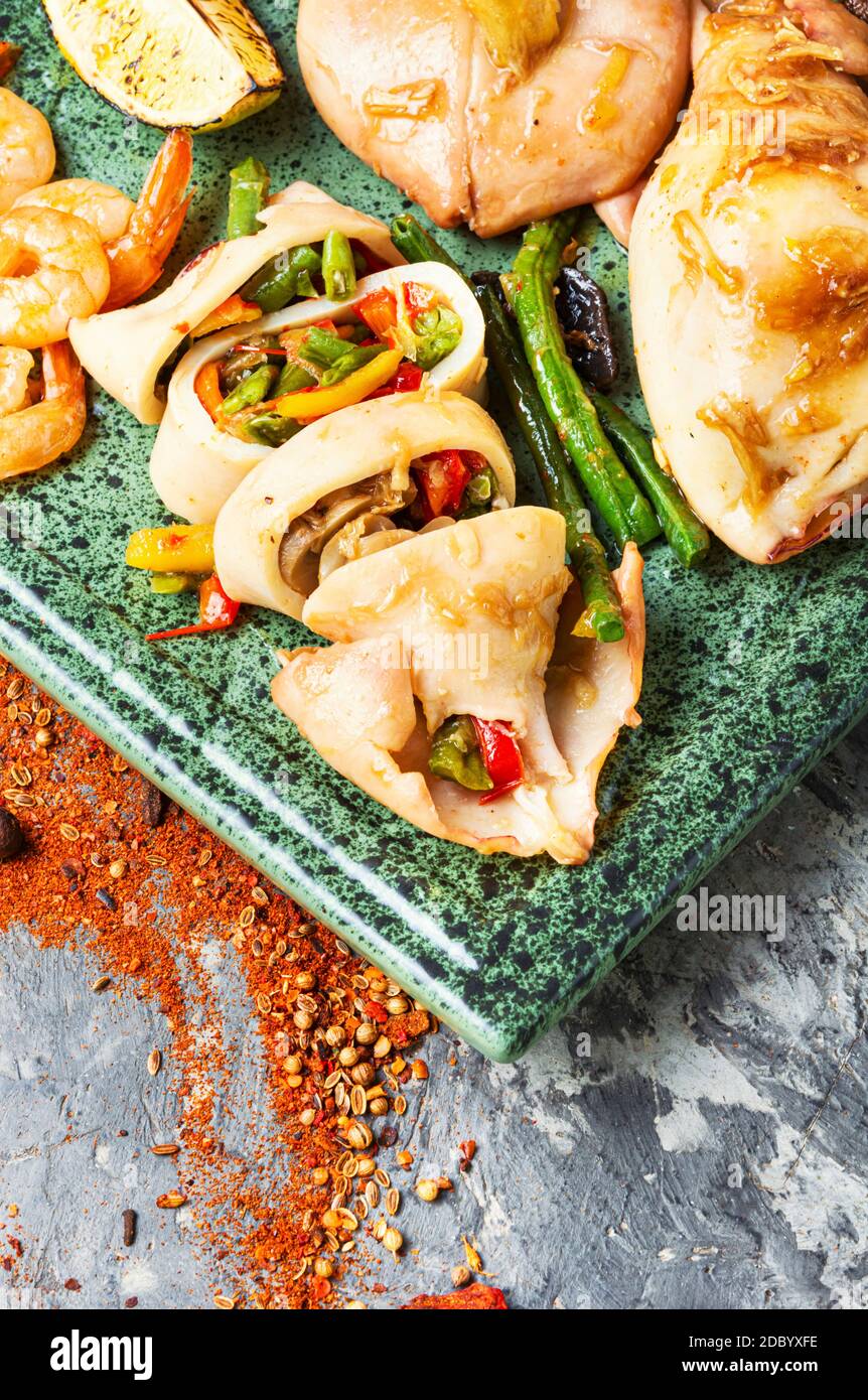 Gegrillter Tintenfisch Gefullt Mit Gemuse Delicious Gefullte Tintenfische Stockfotografie Alamy