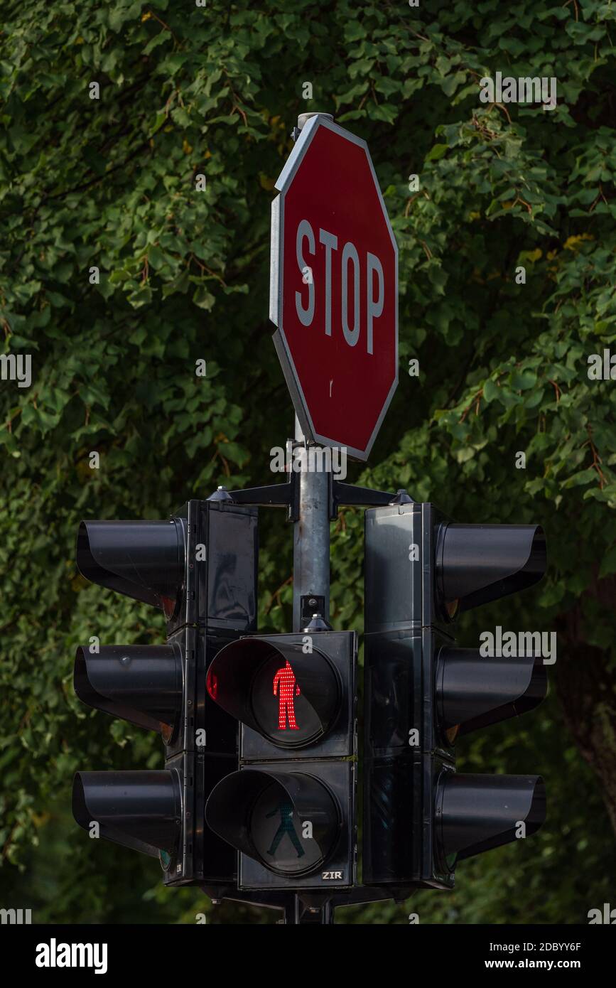 Stoppschild und Ampel rot beleuchtet Signallicht in Form einer menschlichen Situation Stockfoto