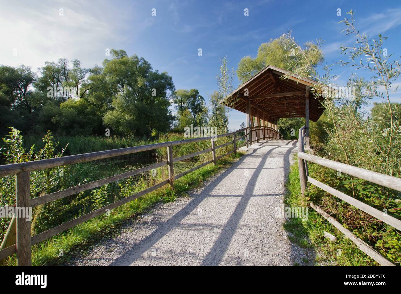 Brücke mit Schindeldach bei Rimsting, Greamandlweiher, Mündung des Priens, Chiemsee, Chiemgau, Oberbayern, Deutschland Stockfoto