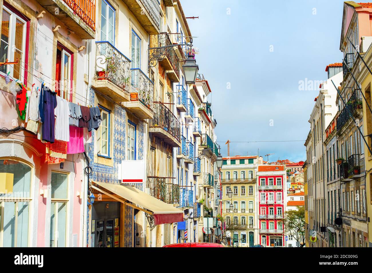 Altstadt Stadtbild, typisch portugiesische Architektur, Wäscheleine auf Balkonen, bunt geflieste Fassaden, Lissabon, Portugal Stockfoto