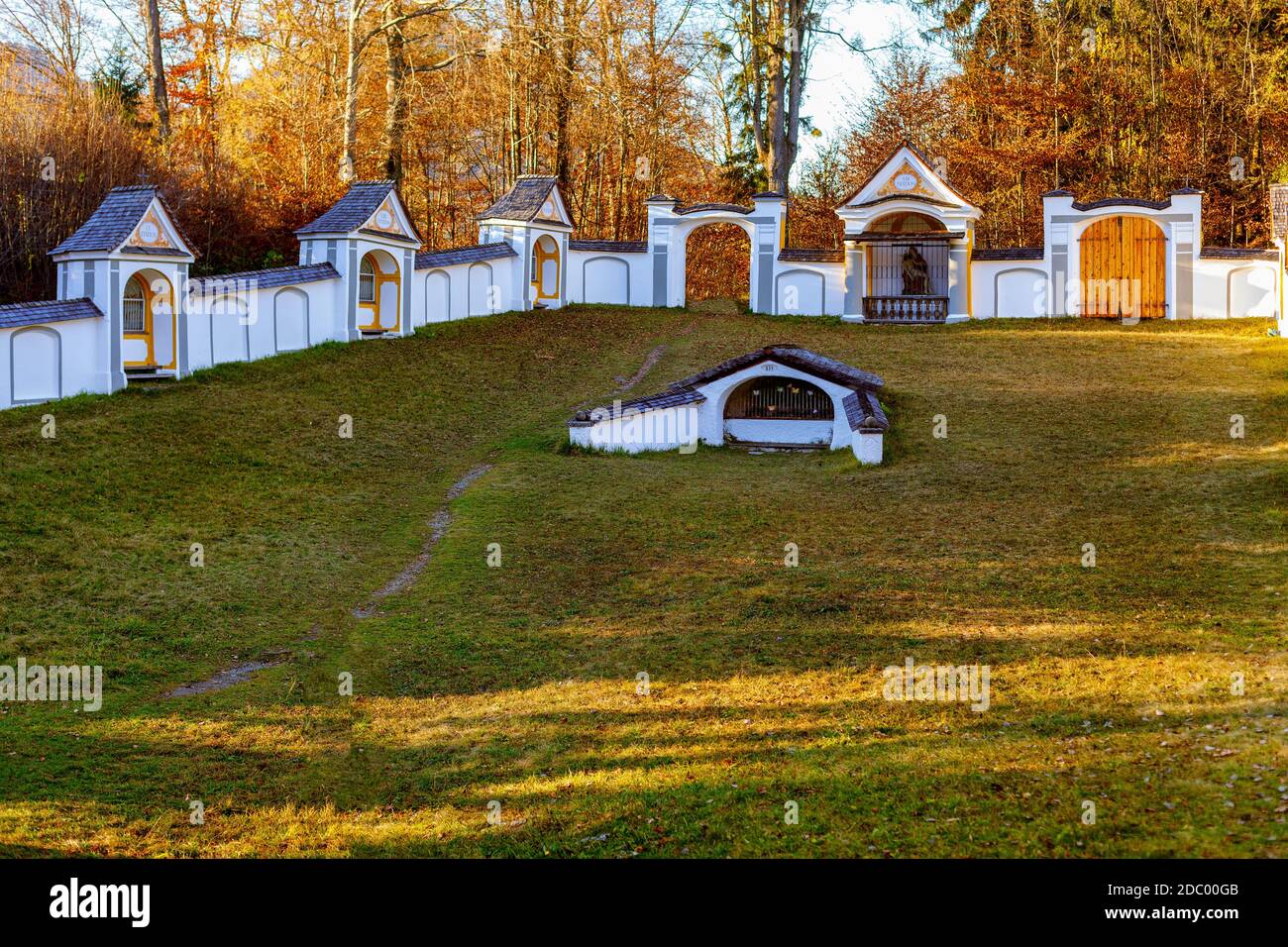 Innenhof des St. Magdalena Kreuzweges in Brannenburg Stockfoto